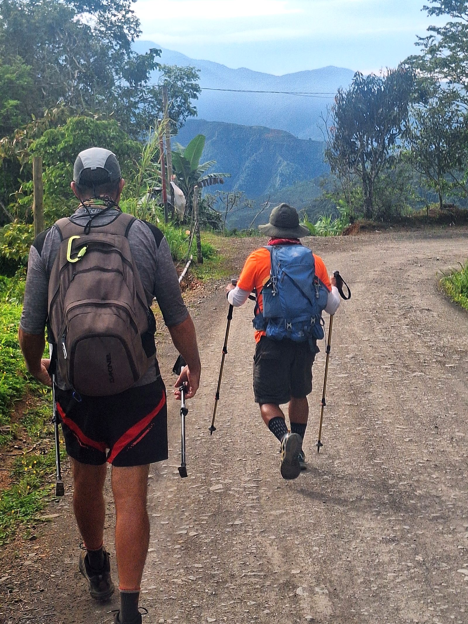 Two hikers on the last mountain before Chorro, Day 14
