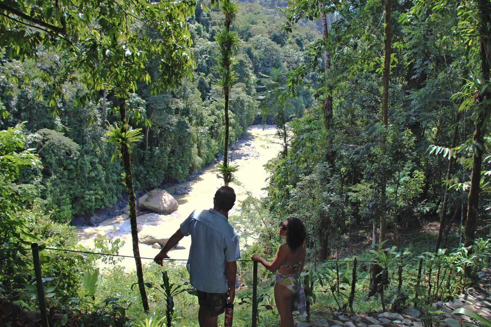 A couple at the lookout, talking above the boulders of the Naranjo